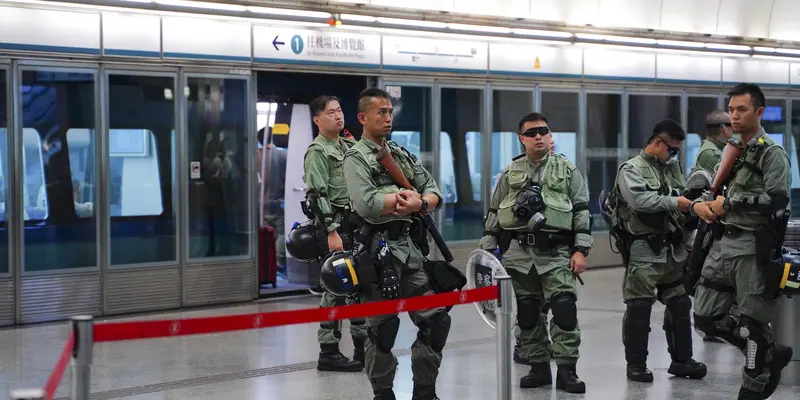 Polisi Hong Kong Jaga Ketat Stasiun MTR dan Bandara