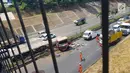 Petugas mengatur arus lalu lintas usai terjadi kecelakaan truk trailer dengan minibus di Tol JORR TB Simatupang Km 29, Jakarta, Jumat (30/8/2019). Kecelakaan tersebut menyebabkan kemacetan panjang. (Liputan6.com/Herman Zakharia)