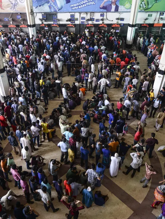 Warga mengantre untuk membeli tiket menjelang Hari Raya Idul Adha 1440 H di sebuah stasiun kereta api di Dhaka (2/8/2019). Muslim di seluruh dunia bersiap merayakan Idul Adha yang menandai berakhirnya ziarah haji ke Mekah. (AFP Photo/Munir Uz Zaman)