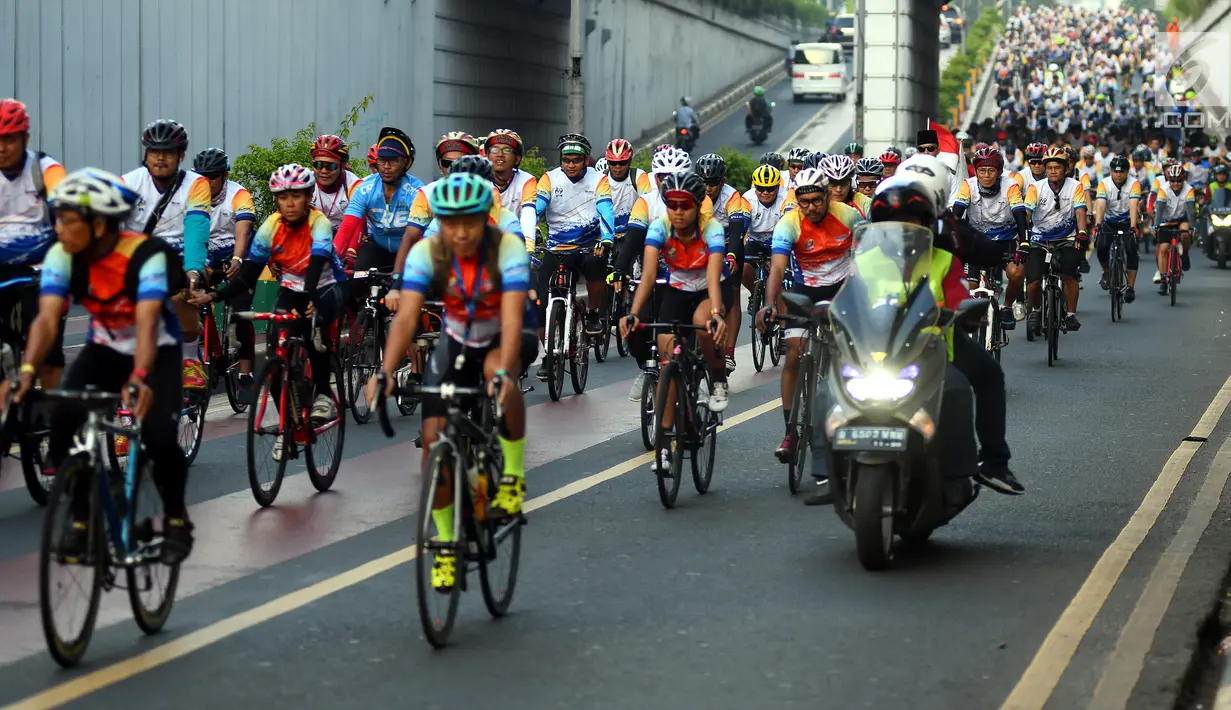 Peserta mengikuti Fun Bike dalam rangka menyambut HUT ke-69 Bank Tabungan Negara (BTN) di Jakarta, Sabtu (9/2). Peserta terdiri dari pegawai BTN, mitra kerja dan komunitas sepeda menempuh jarah 69 KM mengelilingi kota Jakarta. (Liputan6.com/Johan Tallo)