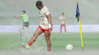 Duel Dewa United versus Bali United pada laga pekan ke-22 BRI Liga 1 musim ini di Stadion Indomilk Arena, Jumat (8/12/2023) sore WIB, sempat terhenti hingga satu jam lebih akibat lapangan yang banjir setelah diguyur hujan deras. Duel kedua tim pun harus berakhir imbang 1-1. (Bola.com/Alit Binawan)