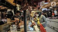 Pedagang daging sapi melayani pembeli di Pasar Senen, Jakarta Pusat, Selasa (31/5/2022). Maraknya kasus penyakit mulut dan kuku (PMK) pada hewan ternak seperti sapi dan kambing sejak beberapa waktu lalu, serta ditambah masih tingginya harga berimbas pada merosotnya penjualan daging di Pasar Senen hingga 50 persen. (merdeka.com/Iqbal S. Nugroho)