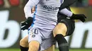 Gelandang Barcelona Riqui Puig (depan) berebut bola dengan bek Eintracht Frankfurt Jetro Willems pada laga leg pertama perempat final Liga Europa 2021/22 di Deutsche Bank Park, Jumat dini hari WIB (8/4/2022). Frankfurt dan Barcelona berbagi skor 1-1. (Daniel ROLAND / AFP)