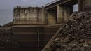 Waduk di belakang bendungan terbesar di Uruguay, Paso Severino, hanya terisi 2,6 persen. (AP Photo/Matilde Campodonico)