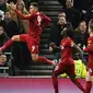 Striker Liverpool, Roberto Firmino, merayakan gol yang dicetaknya ke gawang Tottenham pada laga Premier League di Stadion Tottenham, London, Sabtu (11/1). Tottenham kalah 0-1 dari Liverpool. (AFP/Glyn Kirk)