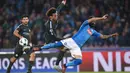 Duel pemain Napoli, Elseid Hysaj (kanan) dengan pemain Manchester City, Leroy Sane pada laga Liga Champions grup F di San Paolo stadium, Naples, (1/11/2017). City menang 4-2. (AFP/Filippo Monteforte)