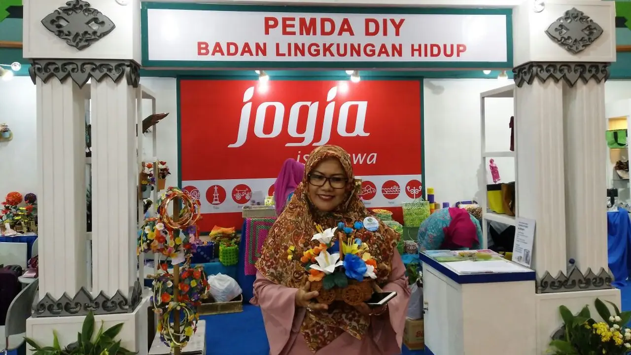 Ibu sulistyorini pengrajin Bunga plastik kresek asal jogjakarta
