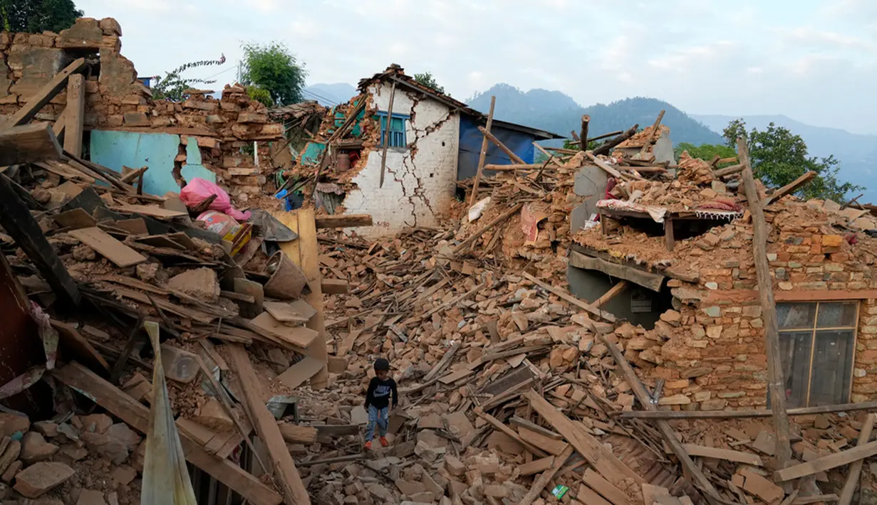 Jumlah korban jiwa akibat gempa tersebut dinilai cukup tinggi meski kekuatan gempa tidak begitu besar. (AP Photo/Niranjan Shrestha)