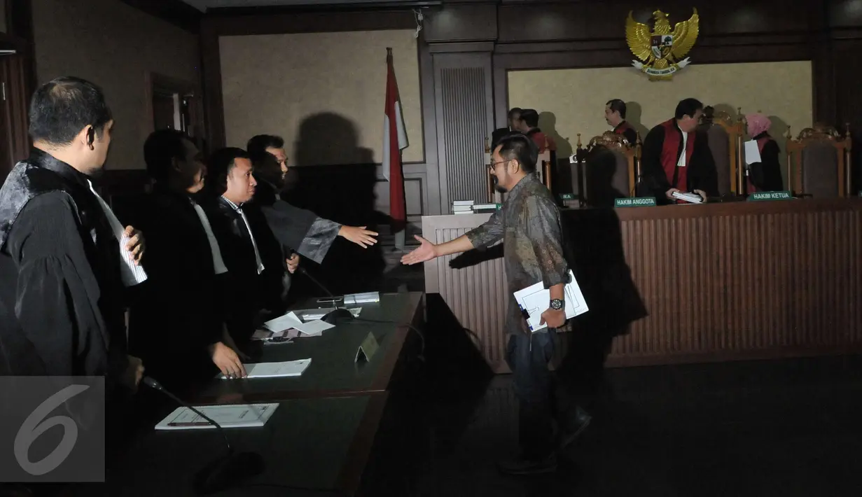 Andi Zulkarnain Mallarangeng alias Choel Mallarangeng (AZM) usai menjalani sidang perdana sebagai terdakwa untuk kasus Hambalang di pengadilan Tipikor, Jakarta, Senin (10/4). (Liputan6.com/Helmi Afandi)