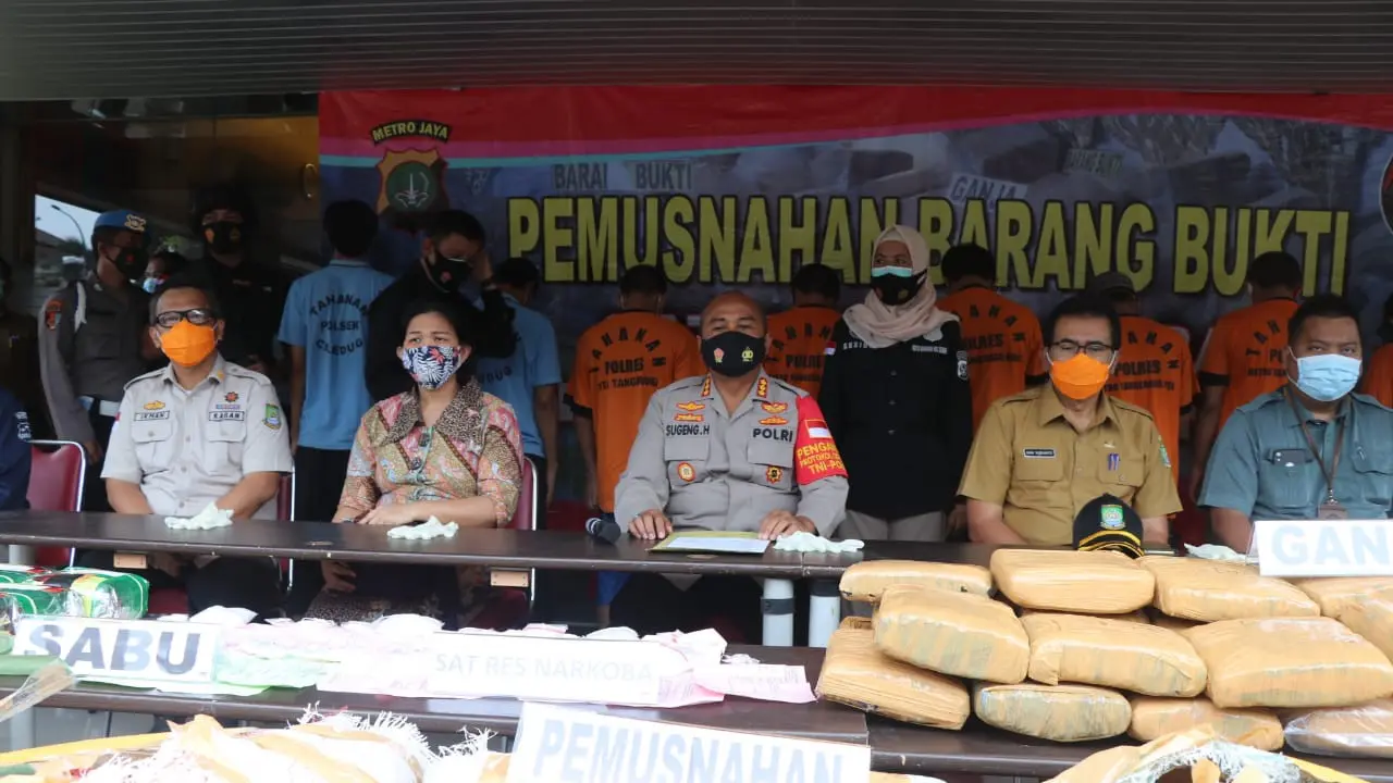 Polres Metro Tangerang Kota memusnahkan 200 kilogram ganja kering, Selasa (13/10/2020).