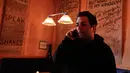 Pendiri bar Ravi DeRossi berbicara di telepon sebelum pembukaan bar anti-Trump di New York City (25/4). Bar yang baru dibuka ini merupakan bentuk tanggapan terhadap pemerintah Donald Trump. (AP Photo/Julie Jacobson)