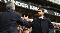 Manajer Tottenham Hotspur, Mauricio Pochettino, berjabat tangan dengan manajer Chelsea, Jose Mourinho, pada laga di White Hart Lane, London, Minggu (29/11/2015) malam WIB. (AFP/Ben Stansall)