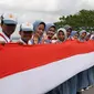 Ribuan siswa dan guru SMA Kota Kendari membentangkan kain merah putih sepanjang 17 kilometer dalam memperingati HUT ke-78 RI, namun aksi ini memicu kekesalan siswa SMA.