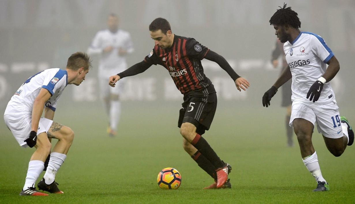 Pemain AC Milan, Giacomo Bonaventura, berusaha melewati hadangan pemain Atalanta dalam lanjutan Serie A yang berlangsung di Stadion San Siro, Milan, Sabtu (17/12/2016) waktu setempat. (AFP/Tiziana Fabi)