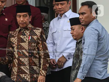 Presiden Republik Indonesia, Joko Widodo (Jokowi) saat melayat ke rumah duka Wakil Presiden RI ke-9 Hamzah Haz di Jalan Tegalan, Palmeriam, Matraman, Jakarta, Rabu (24/7/2024). (Liputan6.com/Angga Yuniar)