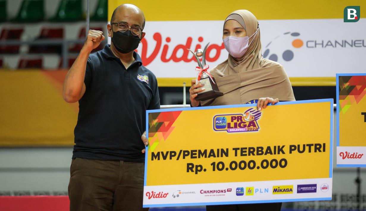 Gelar Most Valuable Player atau Pemain Terbaik Putri di PLN Mobile Proliga 2022 jatuh kepada Nandita Ayu Salsabila dari Bandung Bjb Tandamata. Ia merupakan anak dari Sudirman pelatih Persija Jakarta saat ini. (Bola.com/Bagaskara Lazuardi)