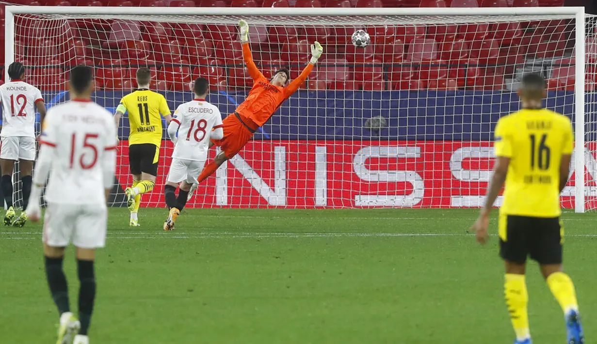 Penjaga gawang Sevilla Bono gagal menghalau bola tendangan pemain Dortmund Mahmoud Dahoud pada leg pertama babak 16 besar Liga Champions di Stadion Ramon Sanchez Pizjuan, Seville, Spanyol, Rabu (17/2/2021). Borussia Dortmund menang 3-2. (AP Photo/Angel Fernandez)