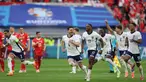 Pemain timnas Inggris merayakan kemenangan di akhir adu penalti saat pertandingan perempat final UEFA Euro 2024 melawan Swiss di Duesseldorf Arena pada 6 Juli 2024. (Adrian DENNIS/AFP)