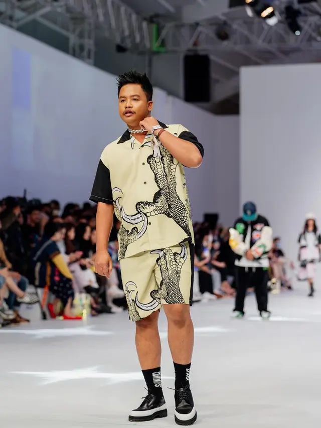 8 Potret Selebriti yang Ikut Melenggang di Jakarta Fashion Week, Tampil Memukau