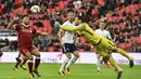 Aksi kiper Tottenham Hotspur, Hugo Lloris (kanan) menghalau bola dari kejaran pemain Liverpoool, Alex Oxlade-Chamberlain pada laga Premier League pekan ke-9 di Wembley Stadium, London, (22/10/2017). Tottenham menang 4-1. (AFP/Glyn Kirk)