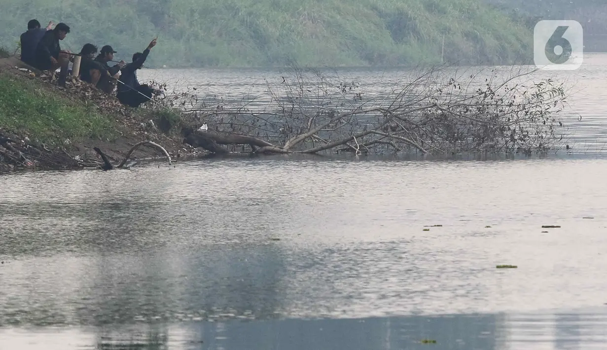 Situ yang sudah tak asing di kalangan pemancing ini juga dimanfaatkan oleh warga Sawangan dan sekitarnya untuk bersantai bersama keluarga, teman, dan sanak saudara. (Liputan6.com/Herman Zakharia)