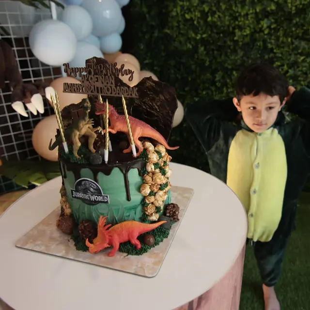 6 Momen Ulang Tahun Anak Kedua Arumi Bachsin, Pakai Tema Jurassic Park