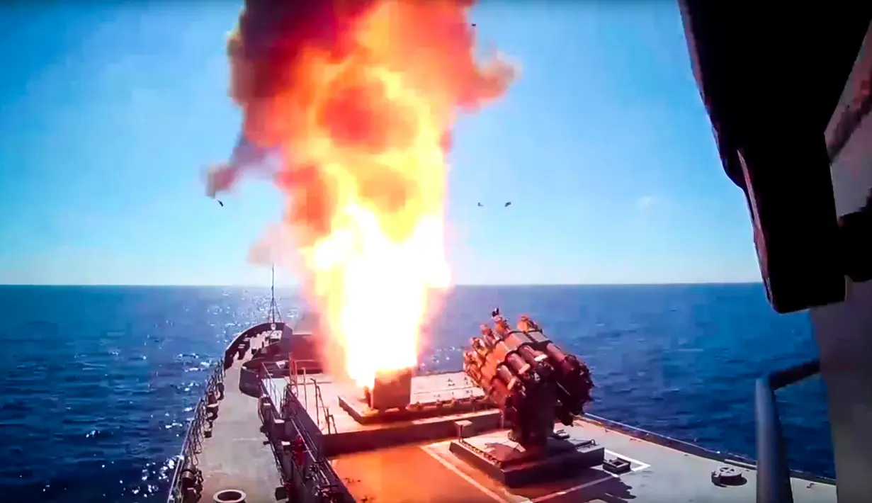 Kapal perang Rusia Admiral Essen menenembakan rudal jelajah saat menggempur ISIS di timur Palmyra, Suriah pada 31 Mei 2017. Kemeterian Pertahanan Rusia menyebutkan semua target berhasil dihancurkan. (Russian Defence Ministry Press Service photo via AP)