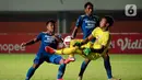 Pemain Persib Bandung , Frets Butuan (tengah) dan Febri Hariyadi (kiri) saat berhadapan dengan penjaga gawang PS Sleman, Ega Rizky Pramana dalam pertandingan semifinal leg pertama Piala Menpora 2021 di Stadion Maguwoharjo, Sleman, Jumat (16/4/2021). (Bola.com/Ikhwan Yanuar)