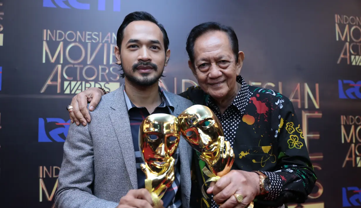 Deddy Sutomo dan Oka Antara dinobatkan sebagai Pasangan Terbaik dalam film Mencari Hilal. Sebelumnya keduanya dinobatkan sebagai Pemeran Pria Utama Terbaik dan Pria Pendukung dalam film yang sama. (Adrian Putra/Bintang.com)
