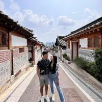 Jika biasanya banyak orang memakai hanbok, Maudy Ayunda dan Jesse Choi memilih untuk memakai batik saat jalan-jalan di Bukchon Hanok Village, Seoul, Korea Selatan (Foto: Instagram @maudyayunda)