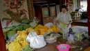 Seorang ibu membuat berbagai macam sesajen untuk persiapan menyambut Hari Raya Nyepi 2019 pada Tahun Baru Saka di Pura Aditya Jaya, Rawamangun, Jakarta, Senin (4/3). (Liputan6.com/Faizal Fanani)