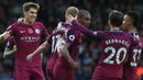 Para pemain Manchester City merayakan gol yang dicetak Fernandinho ke gawang West Bromwich pada laga Premier League di Stadion The Hawthorns, West Bromwich, Sabtu (28/10/2017). West Bromwich kalah 2-3 dari City. (AFP/Lindsey Parnaby)