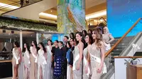 Top 16 Miss Universe Indonesia 2024 berpose bersama dewan juri saat jumpa pers di La Moda, Plaza Indonesia. (dok. Liputan6.com/Dinny Mutiah)