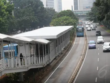 Bus APTB dan Bus Transjakarta melintas di halte bus Transjakarta Karet II, Jakarta, Jumat (6/6/14). (Liputan6.com/Faizal Fanani)