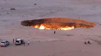 Kawah bernama Darvaza ini berukuran besar dan dipenuhi dengan api yang menyala.Lubang kawah Darvaza berukuran 230 kaki dengan kedalaman 65 kaki(AFP Photo/IGOR SASIN) . Foto diambil pada 11 Juni 2014