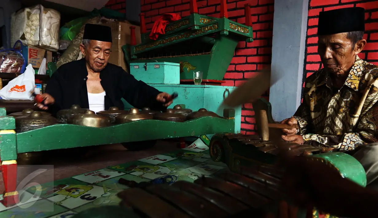Buang Jayadi (74), pimpinan Kesenian Musik Asal Depok yang beri nama Gong si Bolong, melakukan sesi latihan di rumahnya sekaligus Sanggar seni Gong si Bolong,menjelang beberapa Hari pementasan di sebuah acara pernikahan. (Liputan6.com/Helmi Afandi)