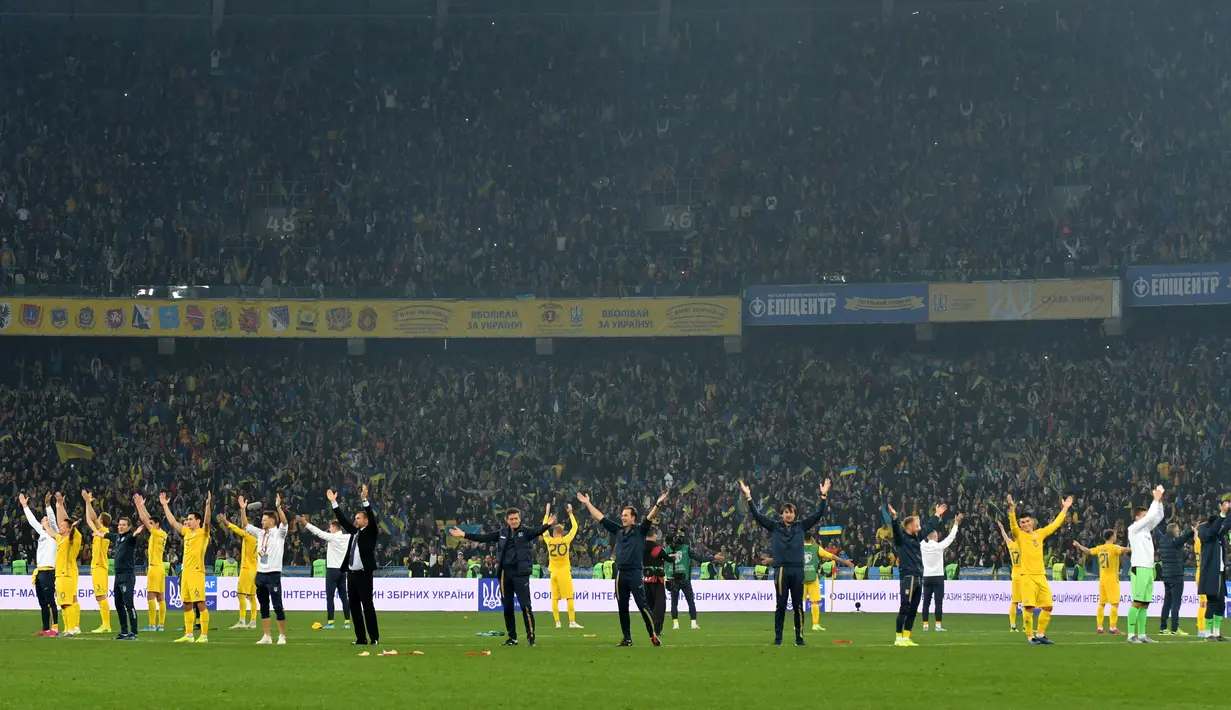 Para pemain dan staf pelatih Ukraina merayakan kemenangan setelah pertandingan melawan Portugal pada Grup B Kualifikasi Piala Eropa 2020 di Stadion NSK Olympiyskiy (15/10/2019). Dengan kemenangan ini, Ukraina lolos ke putaran final Piala Eropa 2020 dari grup B. (AFP Photo/Genya Savilov)