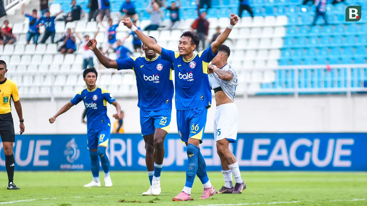 Bek Arema FC, Hansamu Yama, mencetak gol ke gawang Persijap Jepara.