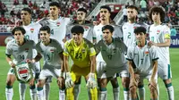 Para pemain starting XI Irak U-23 berfoto sebelum dimulainya laga perebutan tempat ketiga Piala Asia U-23 2024 menghadapi Timnas Indonesia U-23 di Abdullah bin Khalifa Stadium, Doha, Qatar, Kamis (2/5/2024). (AFP/Karim Jaafar)
