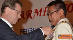 Citizen6, Jakarta Pusat: Pemberian penghargaan tersebut diserahkan Menteri Pertahanan Rusia Anatoly Serdyukov kepada Komandan Korps Marinir (Dankormar) Mayor Jenderal TNI (Mar) M. Alfan Baharudin. (Pengirim: Marinir)