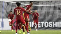 Bek Timnas Indonesia, Alfath Faathier, merayakan gol yang dicetaknya ke gawang Timor Leste pada laga Piala AFF 2018 di SUGBK, Jakarta, Selasa (13/11). Indonesia menang 3-1 atas Timor Leste. (Bola.com/Yoppy Renato)