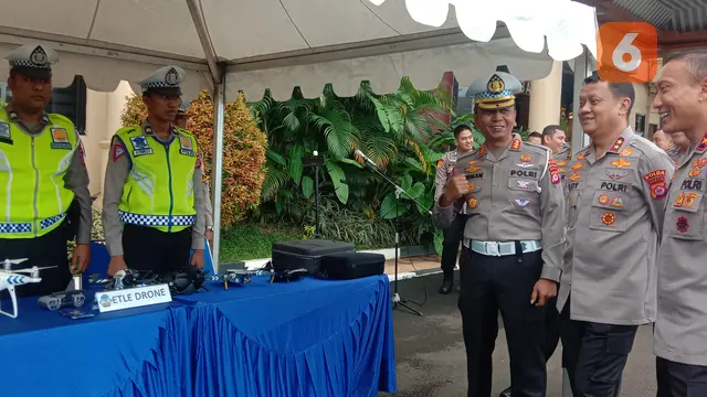 Kapolda dan Wakapolda Banten Mengecek ETLE Drone. (Senin, 13/02/2023). (Yandhi Deslatama/Liputan6.com).