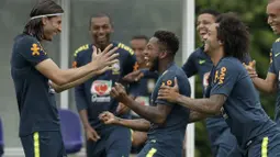 Tawa Fred (tengah) bersama rekan-rekannya pada sesi latihan di lapangan latihan Tottenham Hotspur football club, Inggris, (7/6/2018). Fred mengalami masalah di engkel kaki. (AP/Matt Dunham)