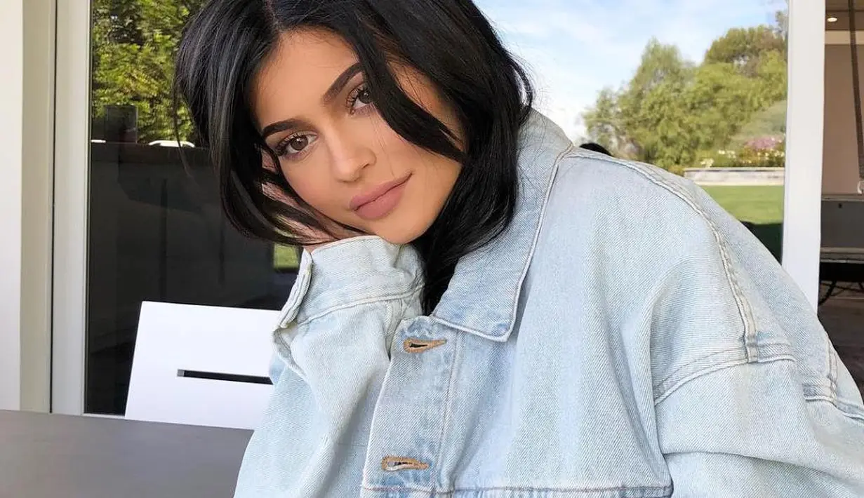 Si bungsu ini mungkin berasal dari sebuah keluarga besar, namun ia kini merasa terisolasi sejak Travis Scott tengah disibukkan tur. (instagram/kyliejenner)