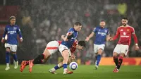 Pemain Manchester United, Harry Maguire, berebut bola dengan pemain Ipswich Town, Liam Delap, dalam laga lanjutan Liga Inggris 2024/2025 di Old Trafford, Manchester, Inggris, Kamis (27/02/2025). (AFP/Oli Scarff)