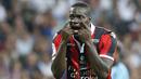 Salah satu bahasa isyarat yang dilakukan Mario Balotelli saat timnya menjamu Olympique de Marseille pada lanjutan Ligue 1 Prancis di "Allianz Riviera" stadium, Nice, (12/9/2016) dini hari WIB. Nice menang 3-2. (EPA/Sebastian Nogier)