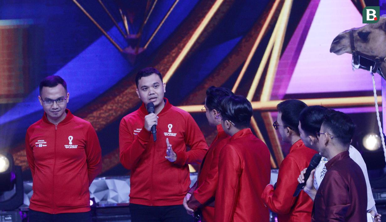 Produser Bola.com dan Bola.net Ade Yusuf Satria (tengah) didampingi editor muda Bola.com Hendry Wibowo (kiri) saat menjelaskan kepada pembawa acara D'Academy mengenai kesiapan untuk bertugas di Piala Dunia 2022 Qatar. (Bola.com/M Iqbal Ichsan)