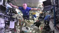 Para astronot di luar angkasa sedang melakukan aksi mannequin challenge (Sumber: Twitter)