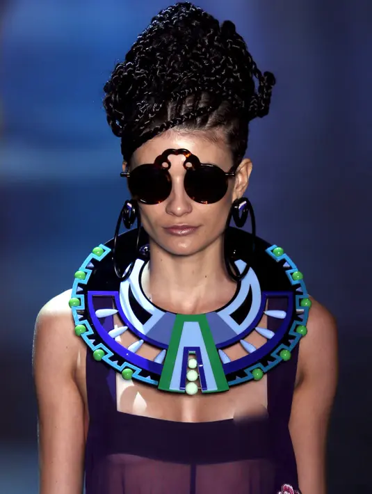 Model mengenakan busana koleksi Ronaldo Fraga saat Sao Paulo Fashion Week, Sao Paulo , Brasil , 25 April 2016. Sao Paulo Fashion Week  kali para model mengenakan busana yang Transparan.  (REUTERS / Paulo Whitaker)