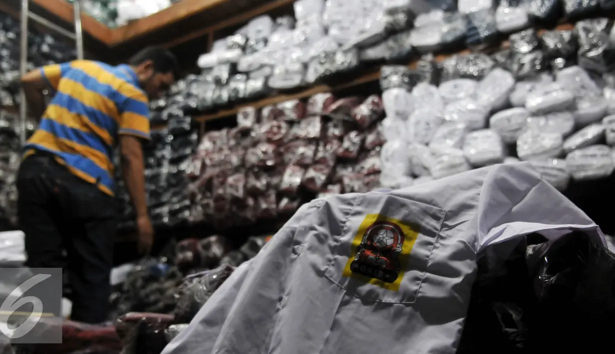 Penjual merapikan dagangannya di salah satu toko di Pasar Cipulir, Jakarta, Selasa (12/7). Menjelang dimulainya tahun ajaran baru pada 18 Juli mendatang, penjualan seragam sekolah meningkat 30 persen. (Liputan6.com/Johan Tallo)